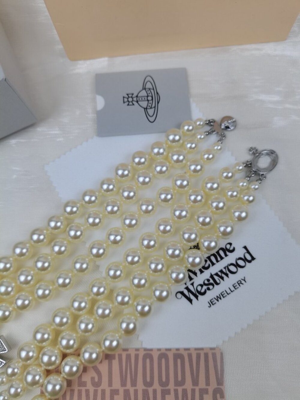 Vivienne Westwood Three Row Pearl Silver Bas Relief Choker - Picture 7 of 8